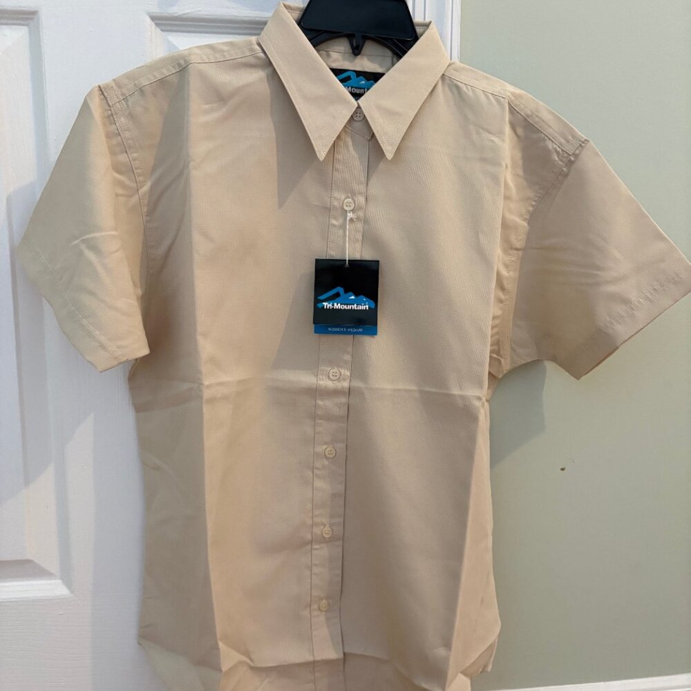 TRI MOUNTAIN Shirt Womens Medium NWT Tan/Cream Short Sleeve Button Up Casual Top